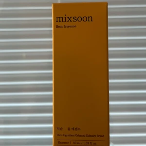 Mixsoon Bean Essence - Mixsoon Bean Essence är en hudvårdsprodukt med rena ingredienser, designad för att återfukta och vårda huden. För dig som söker koreansk hudvård är dena produkt perfekt! Produkten innehåller naturliga extrakt och är tillverkad i Korea. Produkten är helt oöppnad och oanvänd!❤️