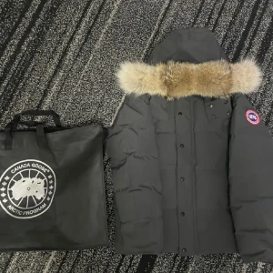 Canada goose - Säljer nu min canada goose jacka eftersom den ej används längre. Kan tänka mig byten ochså💯. Tags, påse och päls medföljer✅ Allt är diskuteringsbart det är bara att kontakta🙌🏼🙌🏼(passa på att köpa nu när den är billig på varmare tider)