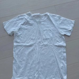 Svart och vit  t-shirt med bröstficka - Här säljer jag två likadana T-shirts från Lindex i 158/164 och 170 båda T-shirtsen sitter ganska löst för barn storlek. 