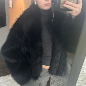 Svart pälsjacka - Svart pälsjacka från ginatricot med en lyxig känsla! Köpt förra året men endast använd vid fåtal tillfällen så därför i bra skick! OBS storlek L, men sitter perfekt lite oversize på mig som vanligtvis bär XS/S. 🌟 nypris 799kr