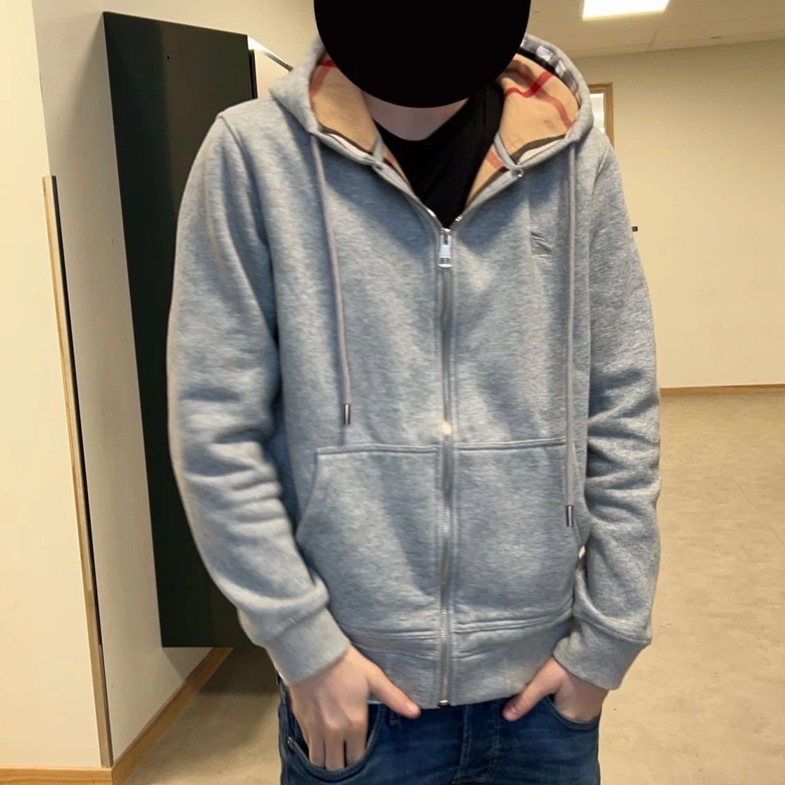 Grå hoodie med dragkedja