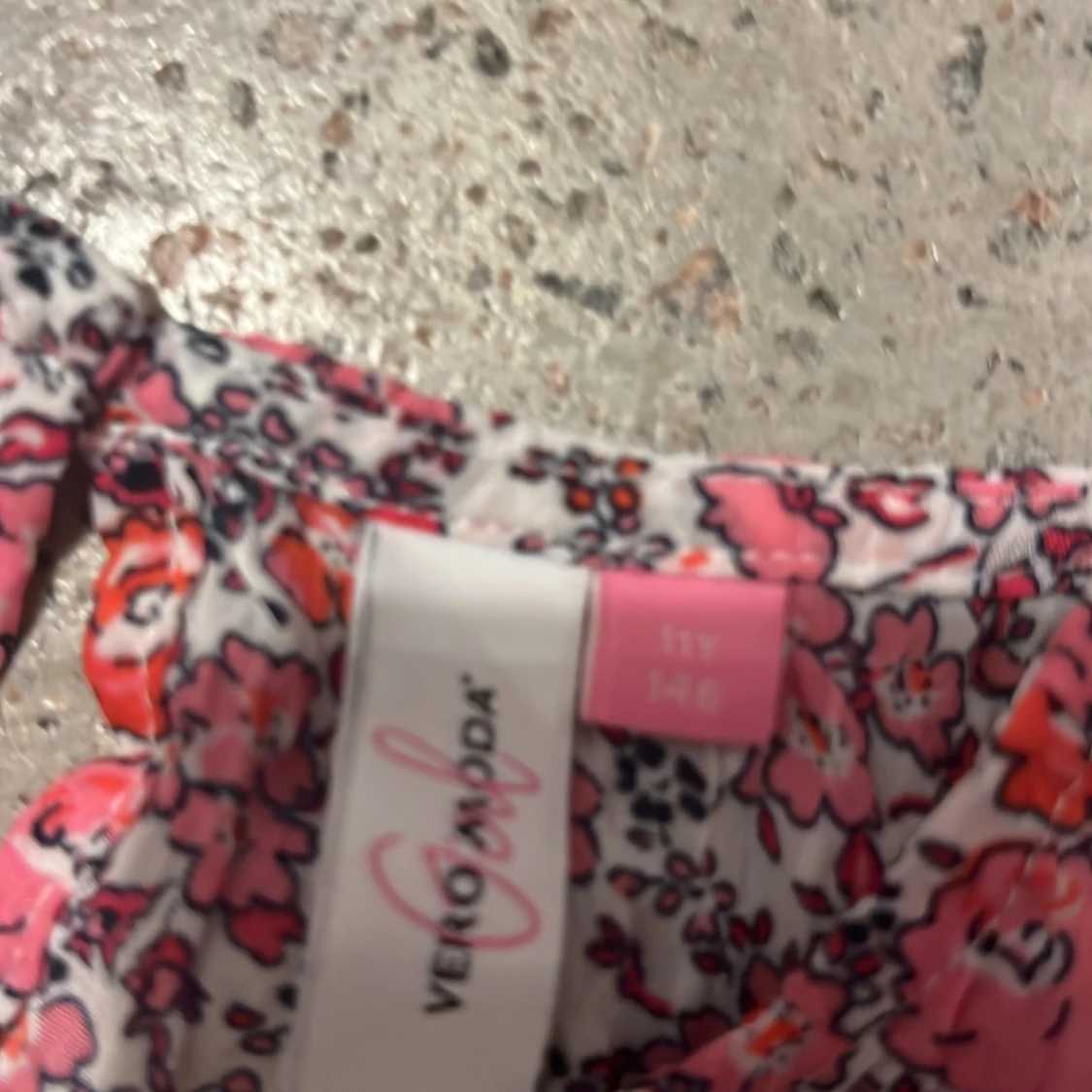 Blommig blus från Vero Moda strl 146 - 91