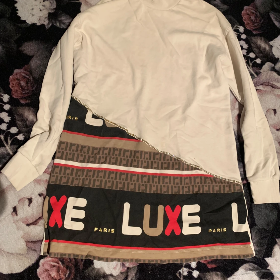 Vit och mönstrad långärmad tröja med text - 90