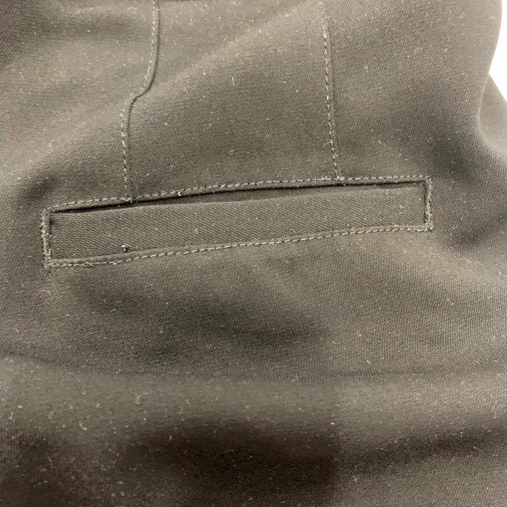 Snygga svarta kostymbyxor från Monki i storlek M. Byxorna har en klassisk design med raka ben och en knappstängning fram. . Farkut & Housut.