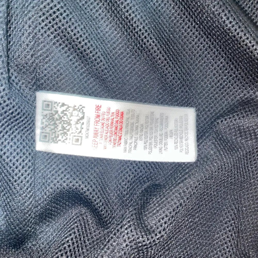 Snygg svart vindjacka från McKenzie med huva och dragkedja. Jackan har vita detaljer och praktiska fickor med dragkedja. Perfekt för blåsiga dagar. Jag köpte den fån JD sport i london men använde den aldrig är helt ny. . Takit.