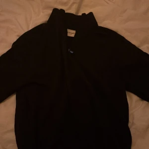 Mörkgrå tröja med dragkedja från Brunn & Stengade - Säljer en stilren mörkgrå tröja med Zip som är i bra skick