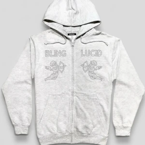 Grå hoodie från Bling Lucid - Säljer en grå hoodie från Bling Lucid i storlek XL (12/13). Den har en cool design med texten 'BLING LUCID' och en ängel i strass på framsidan. Jag köpte den för 600 kr och säljer för att den är för liten.