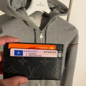 Moncler zip hoodie  - Säljer denna gråa Moncler zip hoodie i storlek Small. Skick 8/10 {priset är inte hugget i sten}. vid frågor eller intresse bara att höra av sig🙌