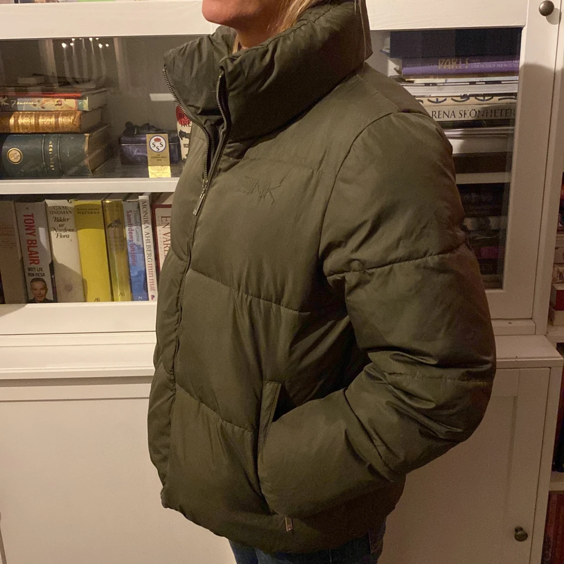 Olivgrön pufferjacka från Zink - 1