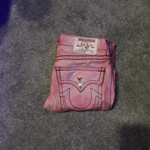 Custom trueys - Ljus rosa med mörk rosa/röda detaljer köpte dom och ville testa lite och dom har använts ett tag nu så dags att släppa taget. 🙏😔om ni har frågor så ställ gärna dom pris går att diskuteras vid snabb affär 