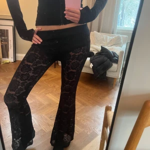 Svarta spetsbyxor - Sjukt snygga svarta spetsbyxor med bootcut och inbyggda shorts. Aldrig använda, tänker att pris går att diskuteras💖