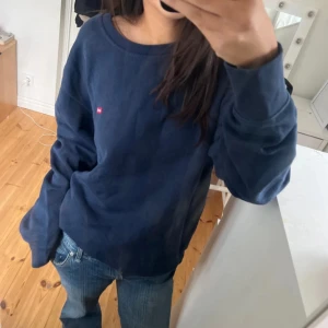 Mörkblå sweatshirt från Levi's - Säljer en mörkblå sweatshirt från Levi’s .Superskön! Nypris 600 kr