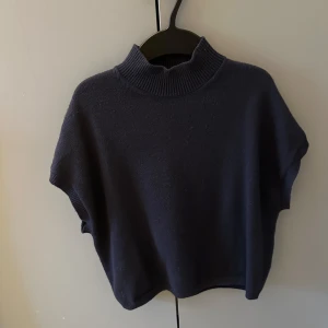 Mörkblå stickad tröja från Kappahl - Säljer en mörkblå stickad tröja från Kappahl med polokrage.