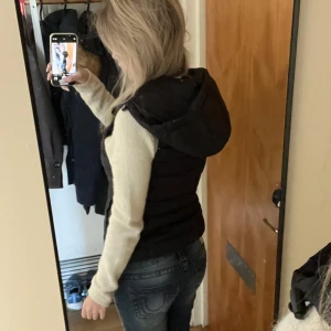 väst - Svart väst med dragkedja och huva. Har använt fåtal gånger. Inga defekter eller liknande. Väldigt bra skick!! Skriv för fler frågor💕