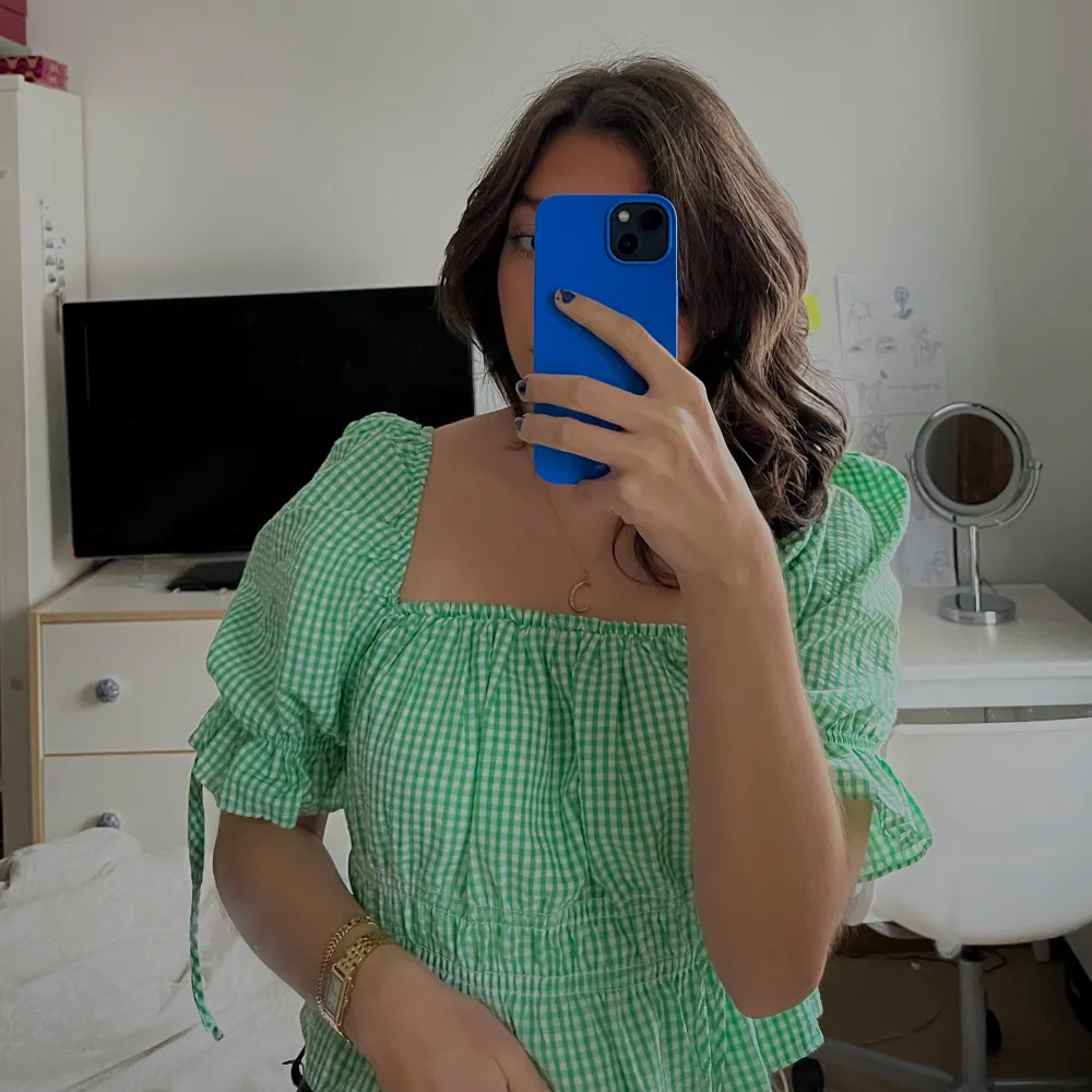 Säljer denna superfina sommriga topp från H&M❣️använd ett fåtal gånger så i princip som ny! Strl XS men passar även S. Yläosat.