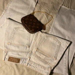 Jeans  - Säljer nu mina nya jeans som legat i garderoben 💙tror dem e från boohoo eller bubbelroom! Nypris- 500 nått