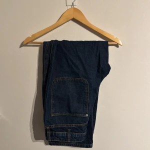 Mörkblå jeans - Mörkblåa jeans, bra skick, har revor, skriv för fler bilder, stl 155-165, snabbt svar, snabb frakt, mitt pris 169kr