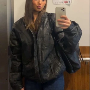 Svart skinnjacka - !!INTRESSEKOLL!! Snygg svart skinnjacka (äkta skinn) med en oversized passform. Jackan har långa ärmar och en stilren design som passar perfekt till alla tillfällen. Unisex modell, perfekt för alla årstider. Super fint skick!!