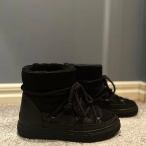 Svarta INUIKII - Använda fåtal gånger, nästan nyskick. 