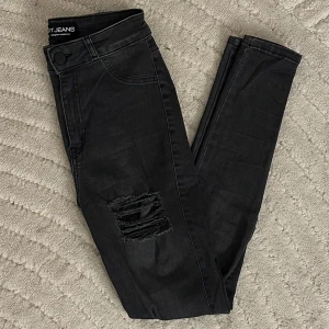 Snyggaste Grå/Svarta jeans från Fit Jeans ❤️ - Snygga svarta jeans från Fit Jeans i storlek XS. De har en tight passform och är högmidjade och fabriksslitningar på båda benen. Sitter jättesnyggt på! Använda några få gånger. Nypris över 1000kr