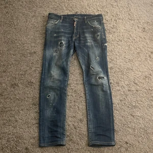  Dsquared2 Jeans blå  - Säljer mina jeans från Dsquared2 då jag inte använder de längre. W30 L32 Skicket är 8/10. Äkta. Skriv för mer bilder eller om du har frågor