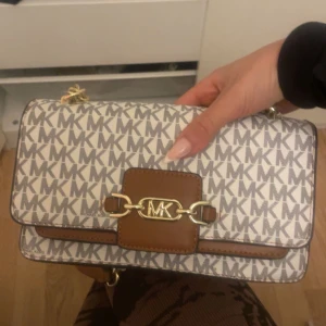 Michael kors väska  - Använd två gånger, ny skick
