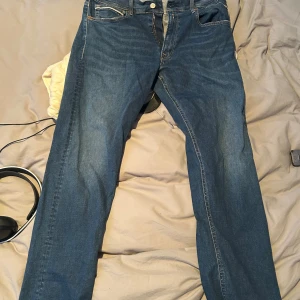 Blå jeans från Replay - Säljer ett par klassiska blå jeans från Replay, modell Grover. De har en straight fit och är perfekta för en avslappnad stil. Storleken är W-36 L-32