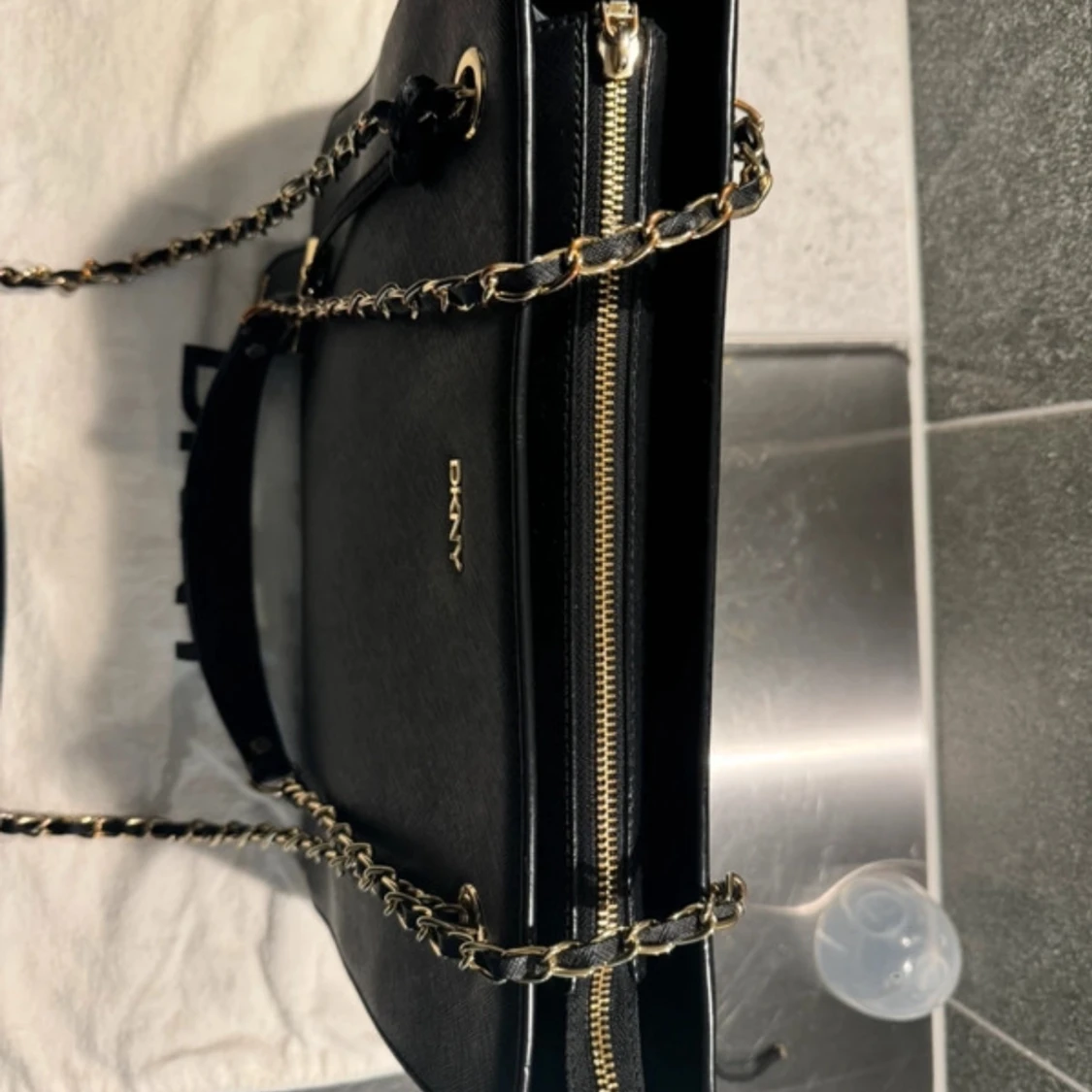 Svart axelväska från DKNY - 91