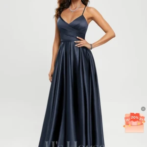 Mörkblå balklänning med öppen rygg - Jätte fin marinblå balklänning med slits bara använd en gång,  bra skick klänningen ör från jj house 