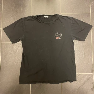 Saint Laurent t-shirt  - Säljer nu denna feta tröjan från Saint Laurent med ett ”no smoking” tryck på framsidan. Små defekter längst ner på baksidan annars bra skick. Skriv gärna vid frågor! 🤩