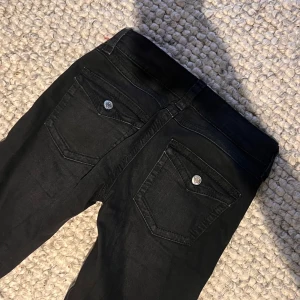 Svarta bootcut jeans - Bra skick, storlek 170 (ca Xs/34)