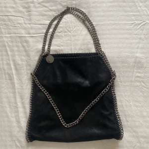 Stella McCartney väska  - Stella McCartney väska inte riktig men extremt lik riktig stor storlek går att använda få flera sätt fint skick 