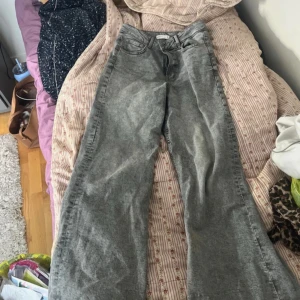 Grå jeans från Gina Tricot - Snygga grå jeans från Gina Tricot i modellen 'Perfect Jeans'. De har en klassisk femficksdesign och en bekväm passform. Perfekta för en avslappnad stil. Högmidjade.