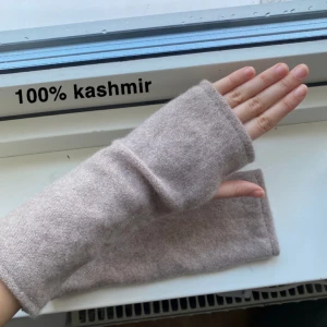 100% handledsvärmare  - Egen sydda 100% kashmir handledsvärmare/torgvantar i en fin beige färg. Vantarna är jätte mjuka och har inga defekter, perfekta nu till kylan😊Jag har själv sytt de och kashmir är ett svårt matrial att jobba med så ta det i åtanke och pruta gärna inte😅🙏🏻 Nya 100% kashmir vantar kostar ca 700 kr men här får ni för halva priset!!❤️ SÄLJER FLER, även i grått!