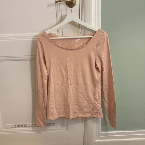 Beige rosa  långärmad topp från 157 - Säljer en beige rosa  långärmad topp från 157 i storlek L. Tillverkad av 95% bomull och 5% elastan, vilket ger en mjuk och stretchig känsla. Perfekt för en avslappnad stil. 🧡