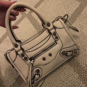 Beige balencuaga liknande väska  - Snygg väska som liknar balenciaga city bagen💕köptes i Spanien för 600kr i somras men har inte alls kommit till användning☹️