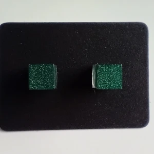 Gröna glittriga örhängen - Snygga gröna glittriga örhängen gjorda I resin i kubform 5mm. 
