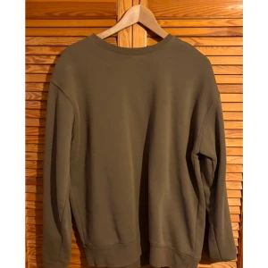 Olivgrön sweatshirt från Zara - Säljer en stilren olivgrön sweatshirt med rund hals och långa ärmar. Perfekt för en avslappnad look. Passar bra till både jeans och joggers.