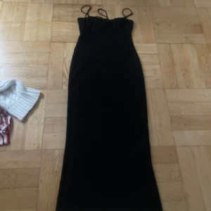 Svart satinklänning - Svart satinklänning från Gina Tricot. Superfin, men använder inte längre.
