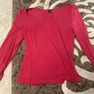 Röd tröja - En vinröd tröja från shein den är nästan helt oanvänd den passar perfekt till både jeans och kjol.Nypris 90kr