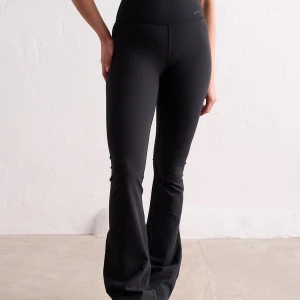 Flare tights - Sense flare tights som är för små för mig. De är flare och väldigt långa och passar långa personer💗 helt oanvända, original pris är 799. Säljes eller byter mot S💞