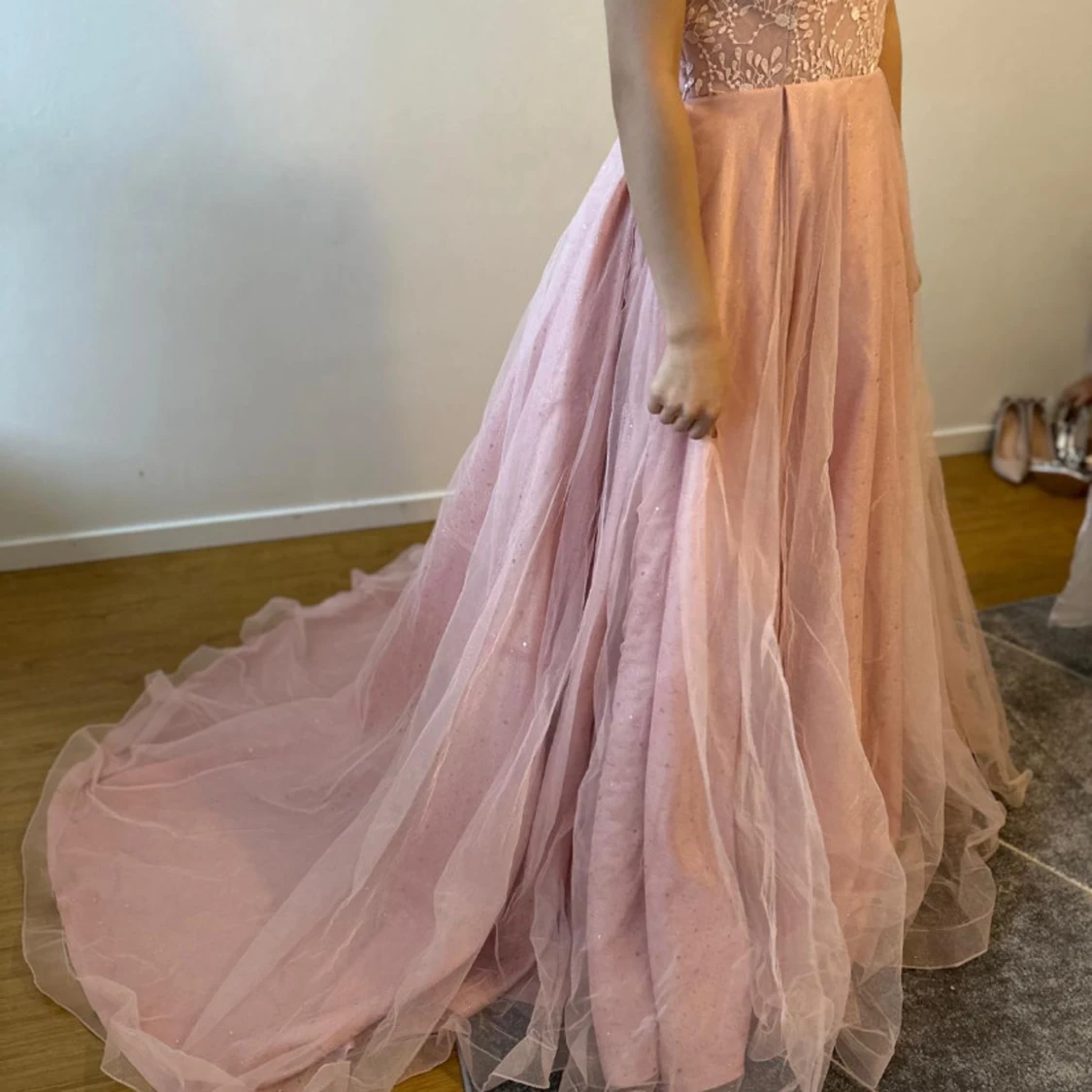 Rosa långklänning med spetsdetaljer - 92