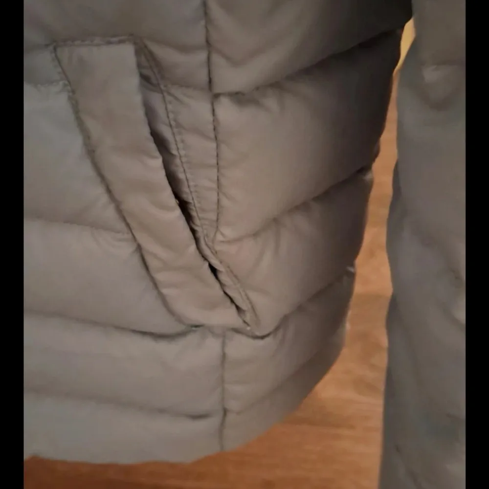 Säljer en snygg ljusblå dunjacka från Tommy Hilfiger med pälskantad huva. Jackan har en dragkedja framtill och är långärmad. Perfekt för kyliga dagar!Både pälskanten och huvan kan borttagas. Sidfickor med knäppe.. Takit.