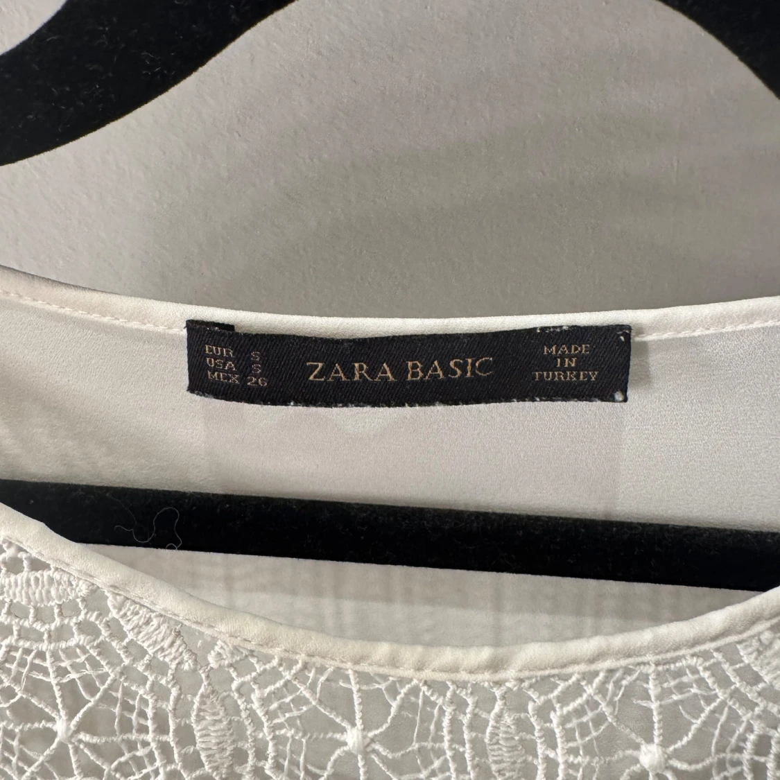 Vit blus med spetsdetaljer från Zara Basic - 91