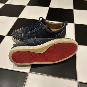 Christian  Louboutin  - Säljer nu mina Christian Louboutin skor i färgen marinblå. Skick 6/10 då den förra ägaren råkade trampa på en glödpenna, tappat två spikar, smutsat ner dom och så är dom ganska slitna som ni kan se på bilderna. Därmed mitt pris. Det lägsta jag kan gå är 2000. Köpta för 4000. Men om ni bor i Stockholm eller i närheten så skulle jag tipsa om att gå till sneakertvätten då dom både lagar skor och tvättar skor, skorna blir som nya efter. Vid frågor eller funderingar så är det bara att höra av sig 🥂😊