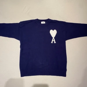 AMI sweatshirt  - Ami sweatshirt i nyskick, oanvänd då den inte passar mig. Lite baggy fit och den kommer i påsen jag fick den i.
