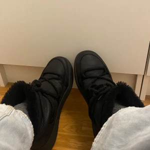 LINEAR snö boots - Varma, fluffiga, vattentäta vinterskor från LINEAR of Sweden. Knappt använda eftersom jag hann växa ur dem:/. Nypris 649kr