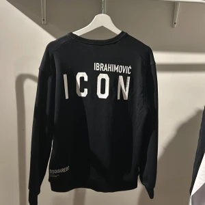 Svart långärmad tröja från Dsquared2 - Snygg och sällsynt svart långärmad tröja från Dsquared2. Denna tröja var en collab med Zlatan Ibrahimovic. Den finns inte att köpa längre då det är en limited edition. När den var ute kostade den runt 4000 tusen. Skick 9,5/10 har bara tagit av tagen och använt den runt 5 gånger. Storleken är 16y old vilket passar small/medium. Riktig unik tröja. Hör gärna av dig!