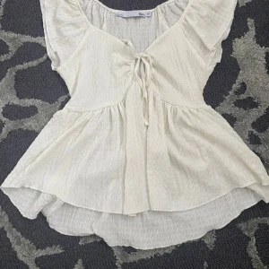 Vit blus från 157 - Säljer en söt vit blus från 157 i storlek XS. Blusen har korta ärmar och en knytning framtill. Säljer pga används inte 💞
