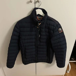 Parajumper jacka storlek M - Snygg jacka som är lite för liten men är som ny ungefär. Skriv vid fler frågor. Om man lägger bud på 600 så godkänner jag på direkten men om den inte passar kan man sälja vidare.